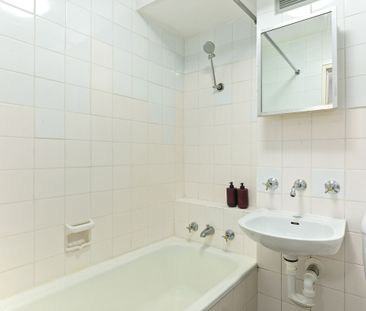 Chic Modernist Studio with Glorious Northeasterly Aspect in Iconic ... - Photo 2