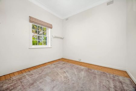 SPACIOUS 3 BEDROOM APARTMENT IN THE PRIME LOCATION - Photo 4