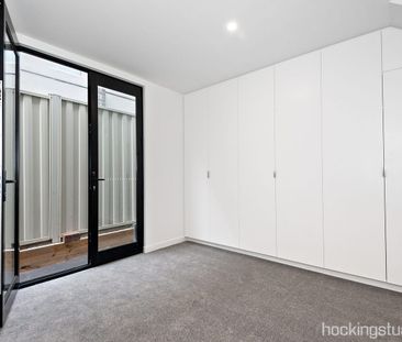 Modern townhouse with open plan living. - Photo 2