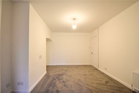 Well presented 3 bedroom semi-detached house to rent in Cambridge offering excellent access to the City centre, Science Park, A14 & M11. GCH. Local amenities close by. Driveway parking for 2/3 cars. Unfurnished. - Photo 4