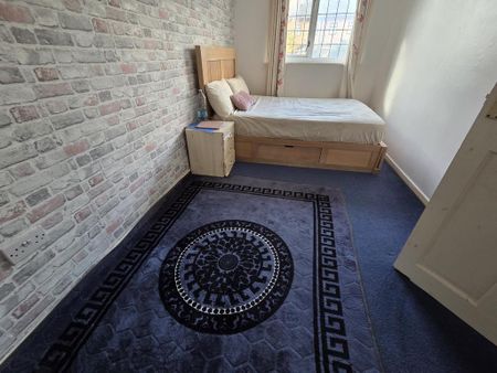 4 bedroom detached house to rent - Photo 4