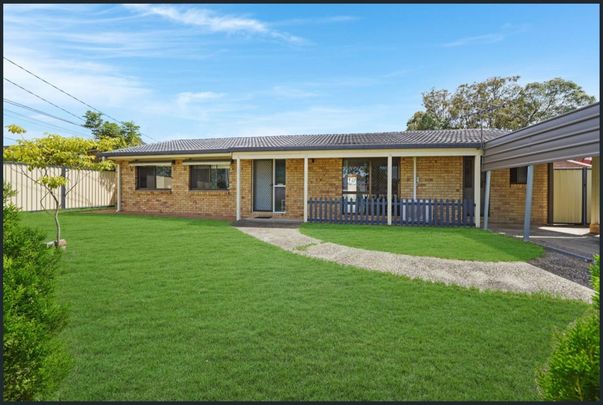 Family Home &plus; Opposite to Brownsplains State School&excl; - Photo 1