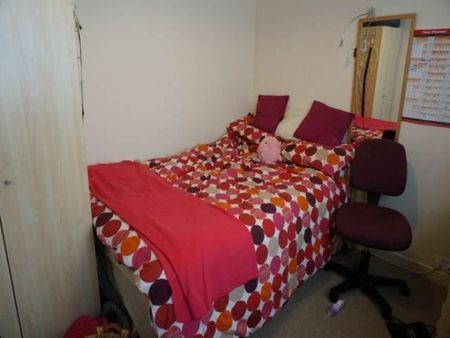 Large 4 bedroom property - Photo 2