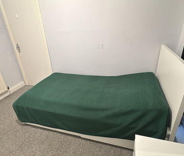 Room, 17 Dunvegan Street, Belfast, BT6 8GE - Photo 3