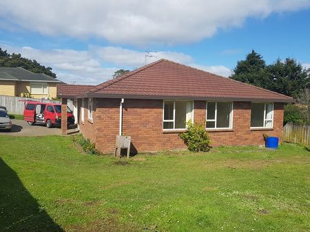 Charming 4BR Family Home in Weymouth - Photo 3