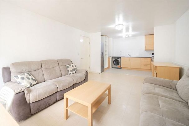 3 bedroom flat to rent - Photo 1