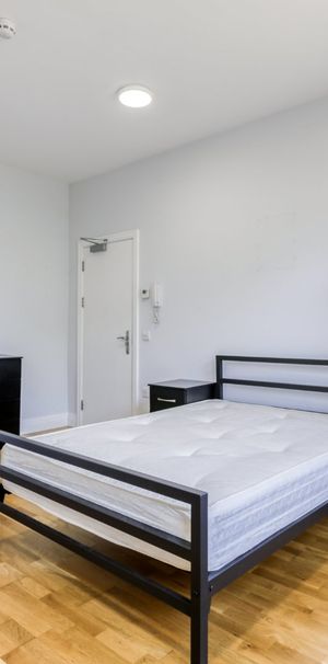 Uxbridge Road, London, W3 - Photo 1