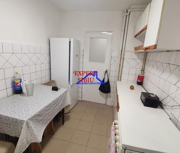 INCHIRIEZ apartament 2 camere semidecomandat,zona Vasile Aaron - Photo 2