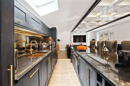 A completely renovated and remodelled three bedroom house in the heart of Knightsbridge. - Photo 5