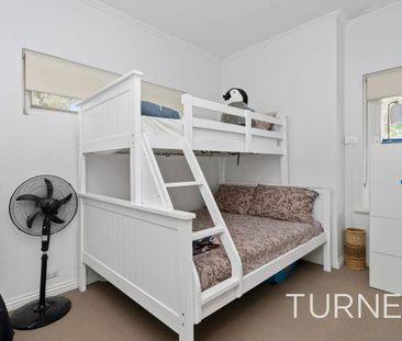 Conveniently located 2 bedroom homette situated at the rear of a sm... - Photo 2