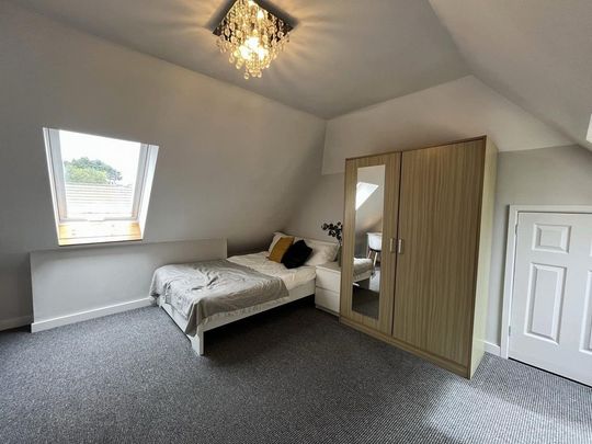 6 bedroom semi-detached house to rent - Photo 1