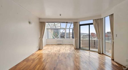 Central penthouse with great light and harbour views - Photo 4