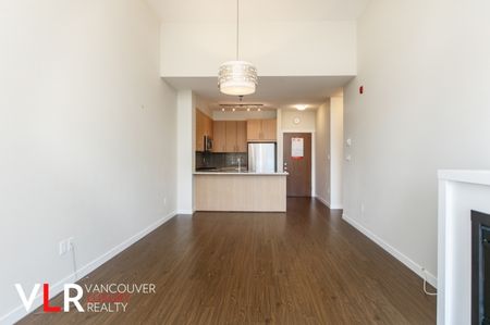 Condo in North Vancouver, BC - Photo 4