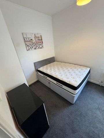 3 bedroom flat to rent - Photo 2