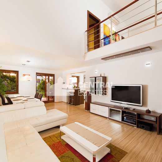 6- izbový rodinný dom 260 m2, s bazénom a záhradou v Stupave - Photo 1