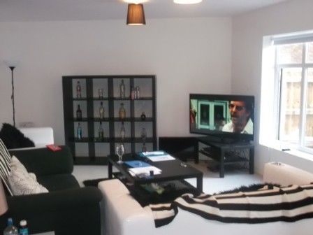 Large 6 Bedroom Property - Photo 4