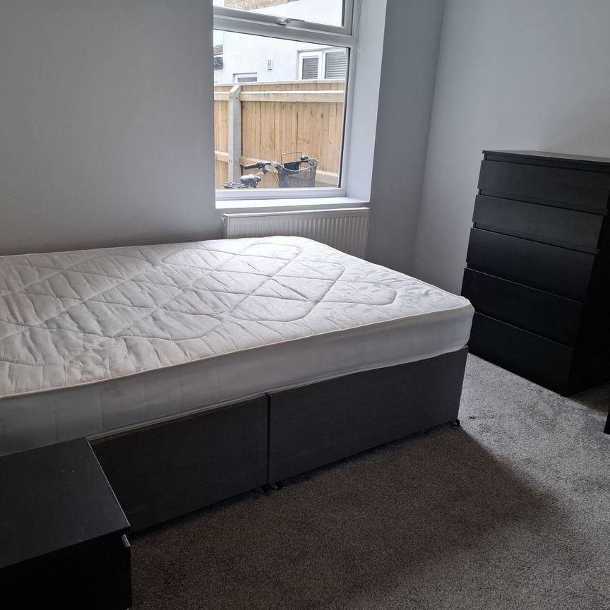 Room 2, 82 Welholme Road - Photo 1