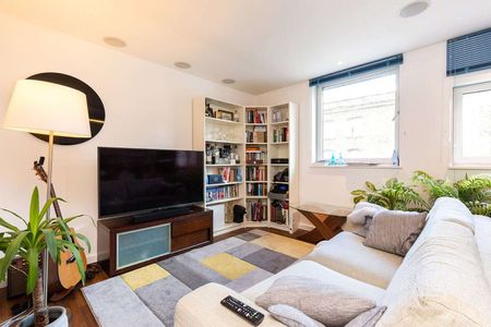 Featuring all the benefits of an unbeatable central Islington location, set in a private development with concierge. - Photo 3
