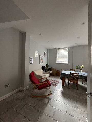 2 Bed Flat, London, SW18 - Photo 2