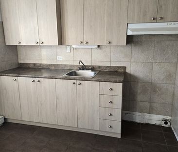3 1/2 à Louer Tranquille Dans Un Triplex - Photo 2