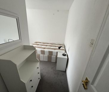 3 bedroom apartment to rent - Photo 2