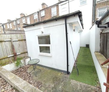 1 Bed Flat, Catford Hill, SE6 - Photo 2