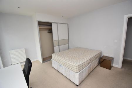 3 bedroom flat to rent - Photo 3
