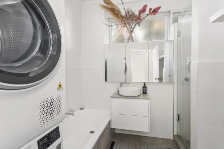 2 Bedroom Furnished Apartment In Beautiful Tree-lined Rockley Road! - Photo 5