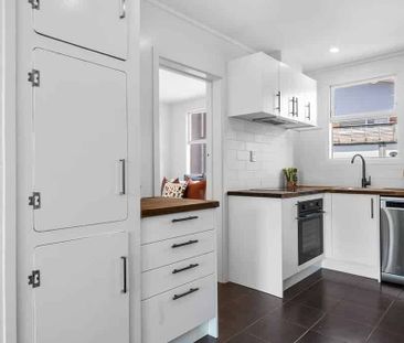Beautifully renovated two-bedroom middle unit - Photo 4