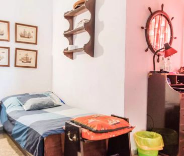 Twin Beds in Room in a shared 4-bedroom apartment for rent in La Cr... - Photo 1