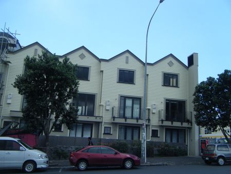 Spacious City fringe Living - Photo 3