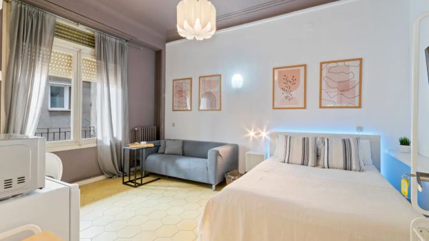 Room in a shared 8-bedroom apartment for rent in Sant Gervasi Galvany, only females, professionals only - Photo 1