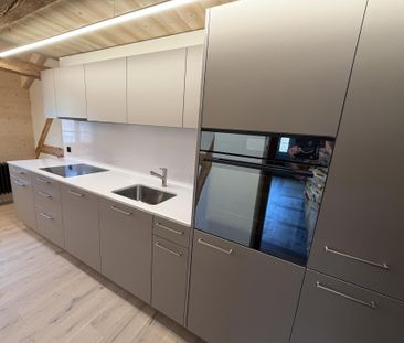 einzigartige 4.5 Zimmer Dachwohnung mitten in Schwyz - Photo 2