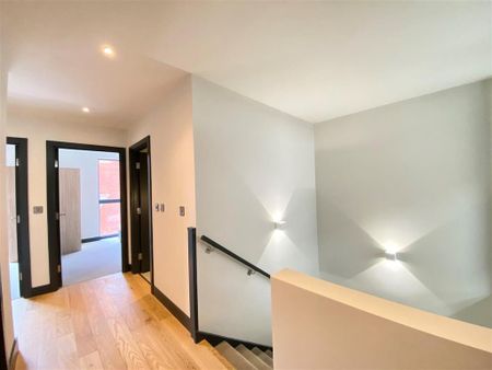 3 bedroom flat to rent - Photo 4
