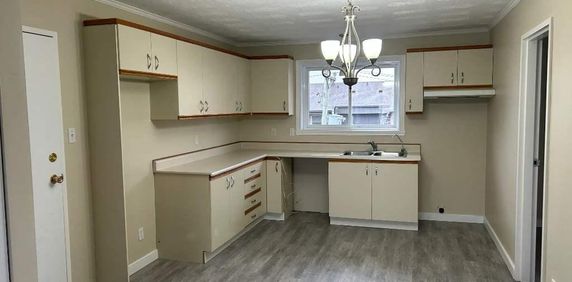 BEAU 5 1/2 - EMPLACEMENT IDÉAL - STATIONNEMENTS - Photo 2