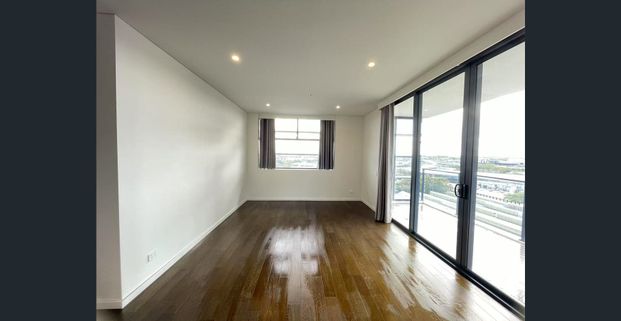 North facing 3 Bedrooms Apartment with Secure Parking! - Photo 1
