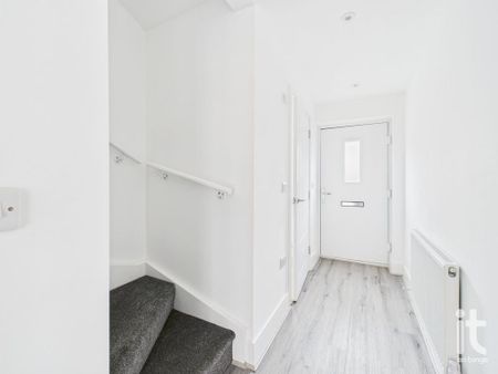 3 bedroom mews to rent - Photo 3