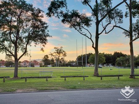 Spacious and Stylish Townhouse, Lessor would pay for the gardening - Photo 4