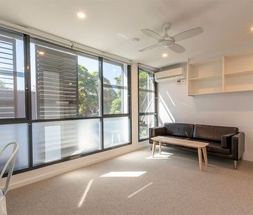 Studio Apartment - Ideal Student Accommodation ** ENTER VIA LANDER ... - Photo 3