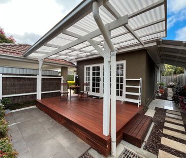 3 Bedroom Art Deco Home - Photo 2