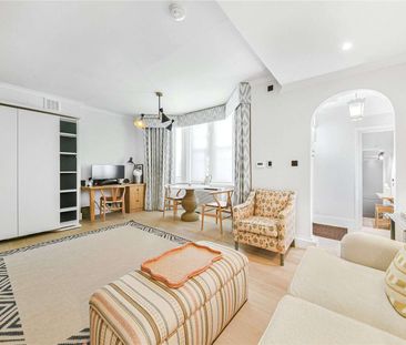 Lower ground floor studio apartment with a private entrance and a s... - Photo 1
