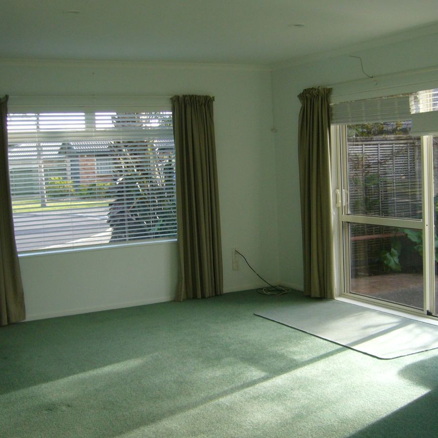 SMACK BANG IN THE HEART OF OREWA - WALK TO SHOPS! - Photo 1