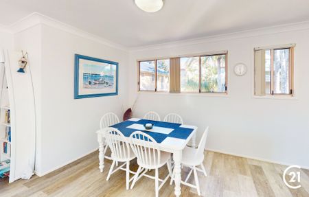 Coastal Gem – Walk to the Beach and Local Eateries - Photo 4