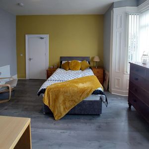 1 bedroom in a house share to rent - Photo 2