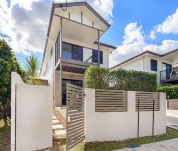 Conveniently located 2-story townhouse. - Photo 5