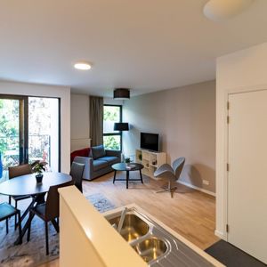Serviceflat / Assistentiewoning te huur in Antwerpen voor € 1.999 met 1 slaapkamer - Photo 2
