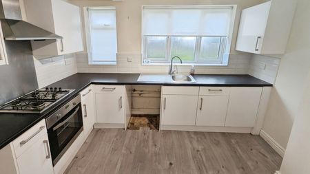 4 bedroom House To Let - Photo 3