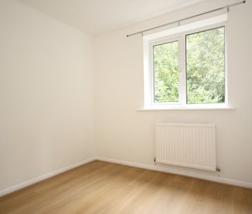 Goldsworth Park, Woking - Photo 4
