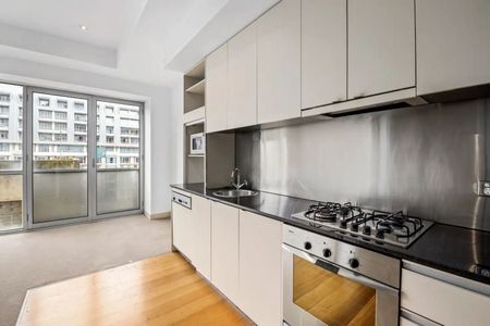 IDEAL LOCATION! FRESHLY PAINTED THROUGHOUT. - Photo 2