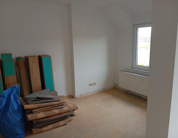 Schöne 2 Raum Dachgeschosswohnung mit Balkon , Einbauküche und - Photo 1